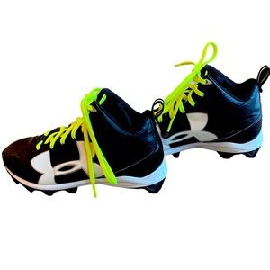 Nike boys Soccer cleats, size 3Y. Good condition!